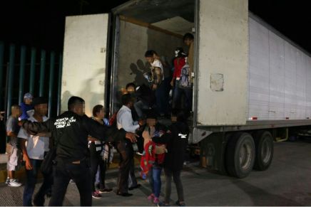 En Tabasco localizan un trailer con 89 migrantes hacinados entre ellos 31 niños